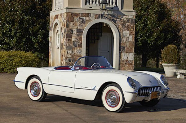 Плюсове: Тъй като ги произвежда в продължение на 70 години, може да се каже, че Chevrolet знае какво прави с моделите Corvette. Този от първо поколение беше впечатляващ на вид, а също и револционен. Той беше сред най-ранните американски автомобили -  и със сигурност първият от масов производител с каросерия от фибростъкло. Тези Corvette от 1950-а е високо ценен днес и това не е чудно.

Минуси: Странно, но Corvette в началото не се смяташе за страхотна кола. Фактът, че започна с твърда ос, а не с независимо задно окачване, не помогна. По-голямо безпокойство будеше фактът, че единственият наличен двигател беше старият редови шестцилиндров Stovebolt. Да, добър сам по себе си, но не идеален за спортен модел. Когато новият smallblock V8 беше представен за моделната година 1955, Corvette стана колата, която трябваше да бъде от самото начало. И продажбите започнаха да растат.

Оценка: Положителна
